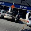 Motociclista armado asalta a varios cuentahabientes dentro de un BBVA en Morelia