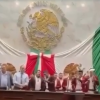 Desde la tribuna que aprobó sanciones contra la apología del delito, Baltazar Gaona canta un narcocorrido