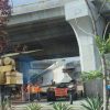 Tractocamión que transportaba una trabe ballena queda atorado en el Distribuidor Vial de Salida a Mil Cumbres