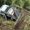Camioneta cargada con varilla cae a barranco en la Tacámbaro-Turicato