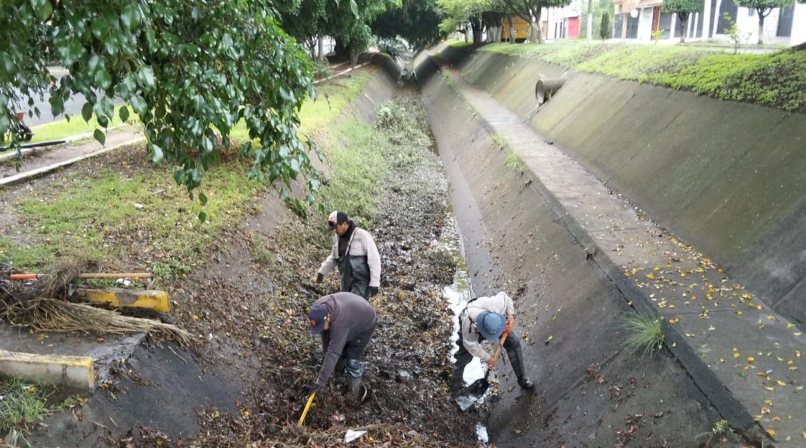 Realiza ayuntamiento limpieza preventiva en canal Fray Antonio de San Miguel
