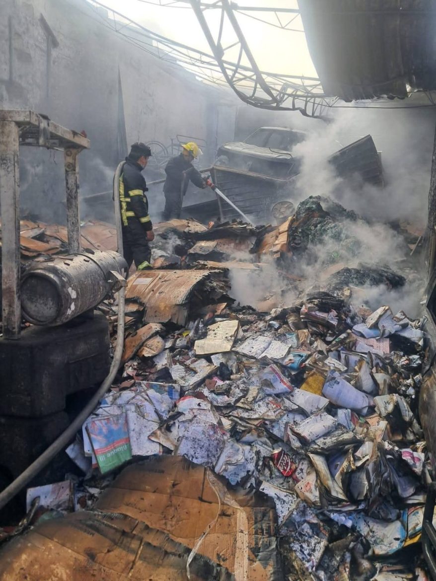 Arde bodega de reciclaje en la colonia México 68, Zitácuaro