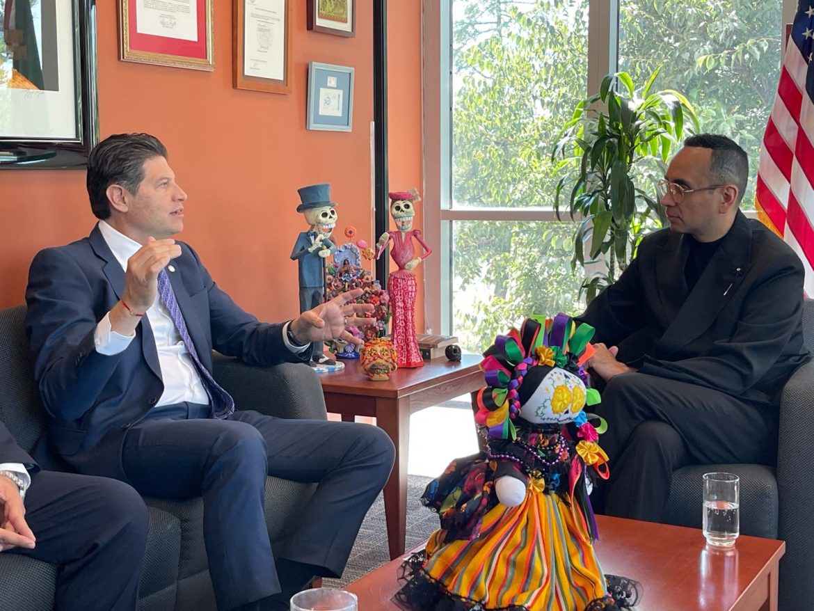 Alfonso Martínez y el Cónsul de México en Sacramento, estrechan coordinación a favor de migrantes