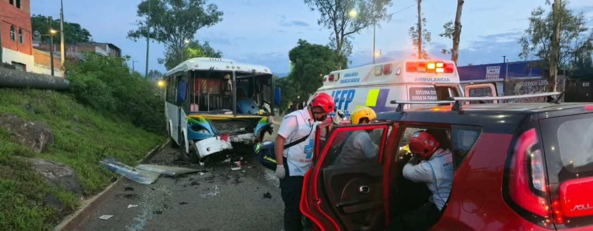 Se registran dos accidentes vehiculares en la avenida Madero Poniente de Morelia; hay un herido