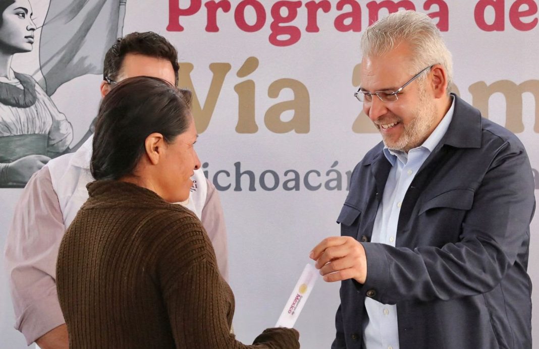 Entregan viviendas del Bienestar en Yurécuaro