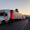 Bloqueos carreteros por desaparición de personas en Los Reyes y Opopeo