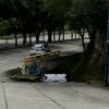 Error de cálculo deja una camioneta atorada debajo de un puente en Morelia