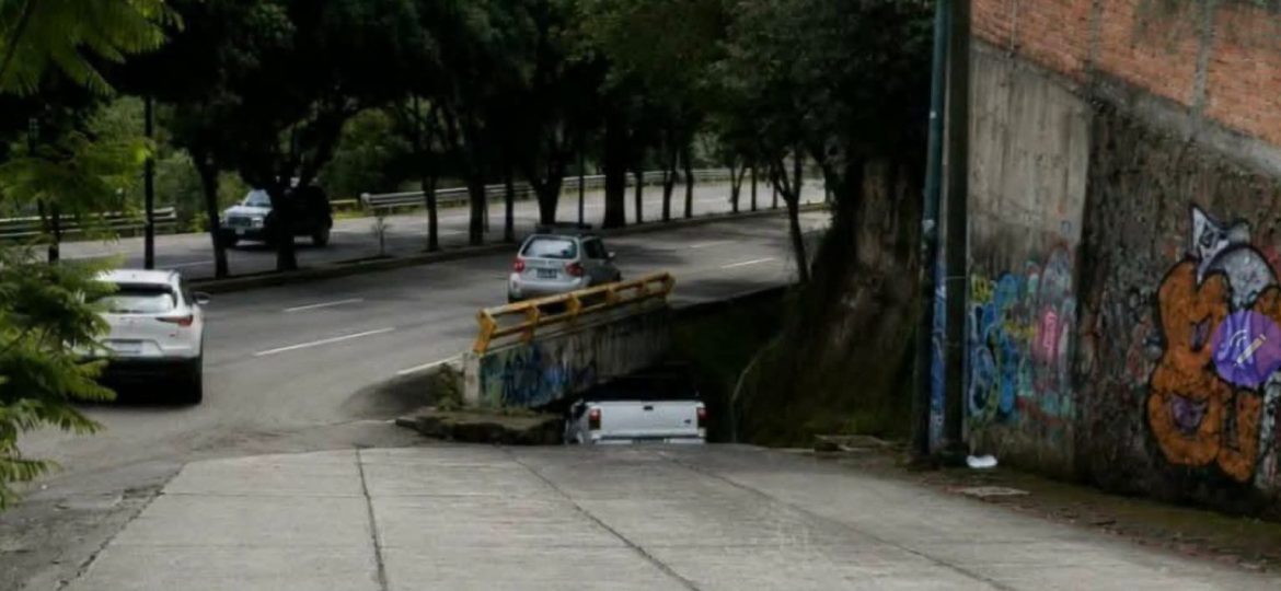 Error de cálculo deja una camioneta atorada debajo de un puente en Morelia