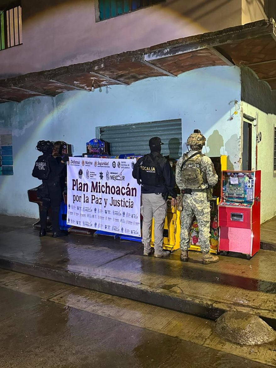 FGE golpea red de operación de minicasinos ilegales en Uruapan; asegura 49 máquinas tragamonedas, narcóticos y detiene a un hombre