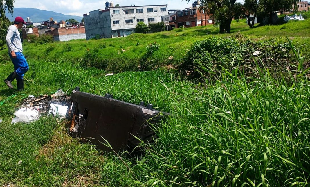 Llaman a evitar el abandono de basura en canales; detectan muebles en el dren Carlos Salazar