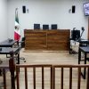 En Zamora, agilizan conclusión de juicios orales con programa pilotoEl cual comenzó a operar en abril de 2026 y contempla la distribución de las funciones de acuerdo con las distintas etapas del proceso penal                                                                                                                                                      El Poder Judicial de Michoacán dio a conocer que el Programa Piloto de Separación de Funciones Jurisdiccionales en Materia Penal Oral, implementado en la región Zamora, presenta avances significativos a partir de la especialización de las personas juzgadoras por etapas procesales.  El programa comenzó a operar en abril de 2026 y contempla la distribución de las funciones de acuerdo con las distintas etapas del proceso penal. De los cinco jueces y juezas que integran el esquema en la región, tres atienden de manera exclusiva la etapa de control, mientras que dos se dedican a la de juicio oral.  En materia de productividad, se muestra un incremento en el número de juicios concluidos por persona juzgadora: del 6 de abril al 31 de julio de 2026, cada una resolvió en promedio 18.8 asuntos, en contraste con los 12 que se terminaban por persona en el mismo periodo de 2025.  Este resultado se relaciona directamente con la dinámica generada por la separación de funciones, ya que la intervención exclusiva de tres jueces en la etapa de control ha agilizado el tránsito de los asuntos hacia la intermedia y, posteriormente, al juicio oral, lo que ha incrementado la actividad para las dos personas juzgadoras.  Ante esta situación y con el propósito de mantener la celeridad en la resolución de asuntos, el Órgano de Administración Judicial aprobó la incorporación al programa piloto de una jueza del Centro de Justicia Oral Penal de La Piedad, quien se desempeñará como jueza de apoyo en la etapa de juicio; a la par, se utilizará una sala de oralidad adicional, ubicada en calle Alonso Martínez número 711, colonia Jacarandas.  Con estas medidas, el Poder Judicial de Michoacán mantiene la celeridad en los procesos y brinda una respuesta oportuna a las personas usuarias del sistema de justicia penal.