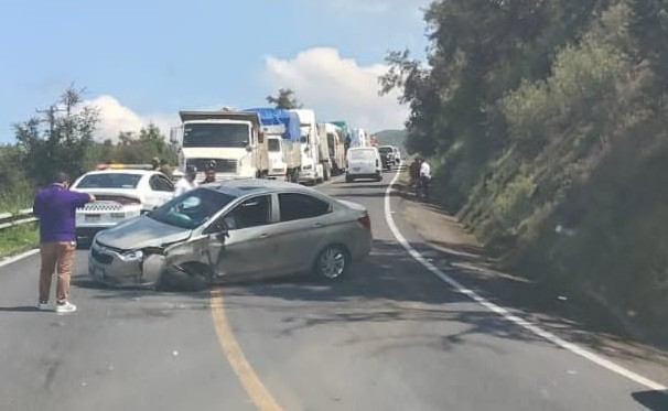 Aparatoso choque y volcadura sobre la carretera Uruapan-Paracho
