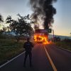 Delincuentes desatan bloqueo y quema de vehículos en Michoacán