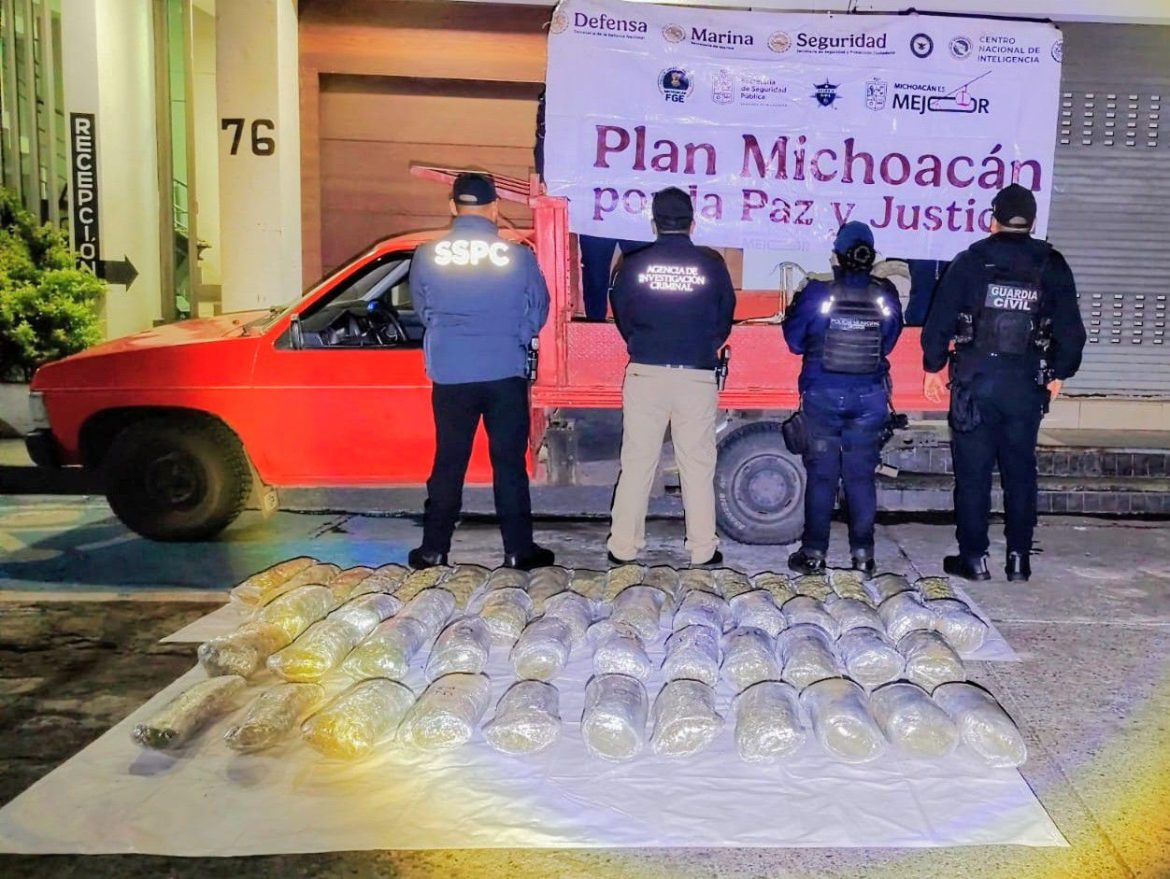 Aseguran cerca de 45 kilos de marihuana ocultos en vehículo; hay 2 detenidos