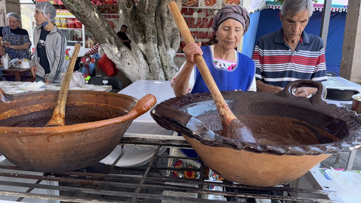 Registró una afluencia de 7 mil visitantes la 19 Feria del Mole de Santa María de Guido5Con una derrama económica estimada en 700 mil pesos                                                                                                   La Secretaría de Fomento Económico (Sefeco) registró un exitoso cierre a la décimo novena edición de la Feria del Mole de Santa María de Guido  Esta tradicional fiesta gastronómica de la capital concluyó con una afluencia de 7 mil visitantes, lo que marca un precedente para su 20 aniversario y la consolida como una de las más ricas celebraciones de Morelia.  Durante esta edición, las familias morelianas y visitantes disfrutaron de una amplia variedad de platillos preparados con el tradicional mole, además todas las atracciones de esta temporada que forma parte de la identidad de Santa María de Guido.  De esta forma, la feria también representó un importante impulso para la actividad económica local, al generar una derrama de 700 mil pesos que beneficia directamente al consumo de productos elaborados por manos morelianas.