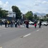 Enfrentamiento entre comuneros de Arantepacua y policías mantiene bloqueado el Periférico de Morelia