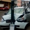 Auto se estrella contra poste en la colonia Félix Ireta, Morelia