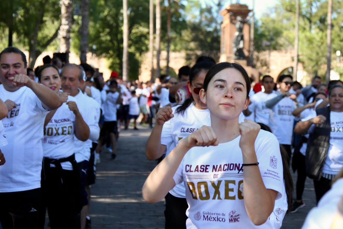 Se realizará de manera gratuita el domingo 16 de agosto en el Centro Deportivo Ejército de la Revolución                          La Comisión Estatal de Cultura Física y Deporte (Cecufid) te invita a la Clase Nacional de Box denominada “Puños de Transformación”, el próximo domingo 16 de agosto a partir de las 9:00 horas. La cita es en el Centro Deportivo Ejército de la Revolución (CDER) de Morelia. Se trata de un evento gratuito que tiene como propósito promover la actividad física, la salud integral y el deporte, y está dirigido a participantes de todas las edades.  Este evento coordinado por la Comisión Nacional de Cultura Física y Deporte (Conade),  se realizará de manera simultánea en todo el país. Durante la sesión, las y los asistentes podrán aprender y realizar ejercicios básicos y técnicas de boxeo guiados por instructores especializados.  Esta iniciativa forma parte de los programas dedicados a fomentar la paz, la justicia y la prevención de las adicciones. A través del deporte, se pretende fortalecer el tejido social, se promueven los valores comunitarios y se brindan espacios sanos de esparcimiento para jóvenes y familias.  “Estamos listas y listos para desarrollar la clase de boxeo de este año, con lo que se pretende que este tipo de deportes lleguen a todas las personas sin excepción. Las y los esperamos, no falten, porque además de aprender de boxeo, se van a divertir y pasar un gran momento”, aseguró el director de la Cecufid, Raúl Morón Vidal.  Las personas interesadas solo deben llevar ropa deportiva y mucha energía para vivir una gran experiencia deportiva en el CDER, ubicado en avenida Acueducto, colonia Vasco de Quiroga, en Morelia, Michoacán.