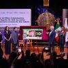 Develan billete conmemorativo en la Lotería Nacional de Juan Gabriel