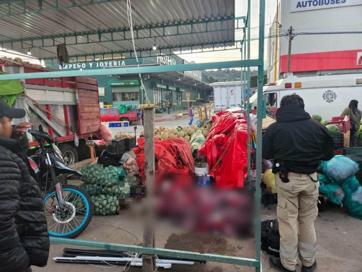Hombre muere en una tarima frente a la Central de Autobuses de Zitácuaro