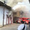 Arde local comercial en el Centro de Uruapan