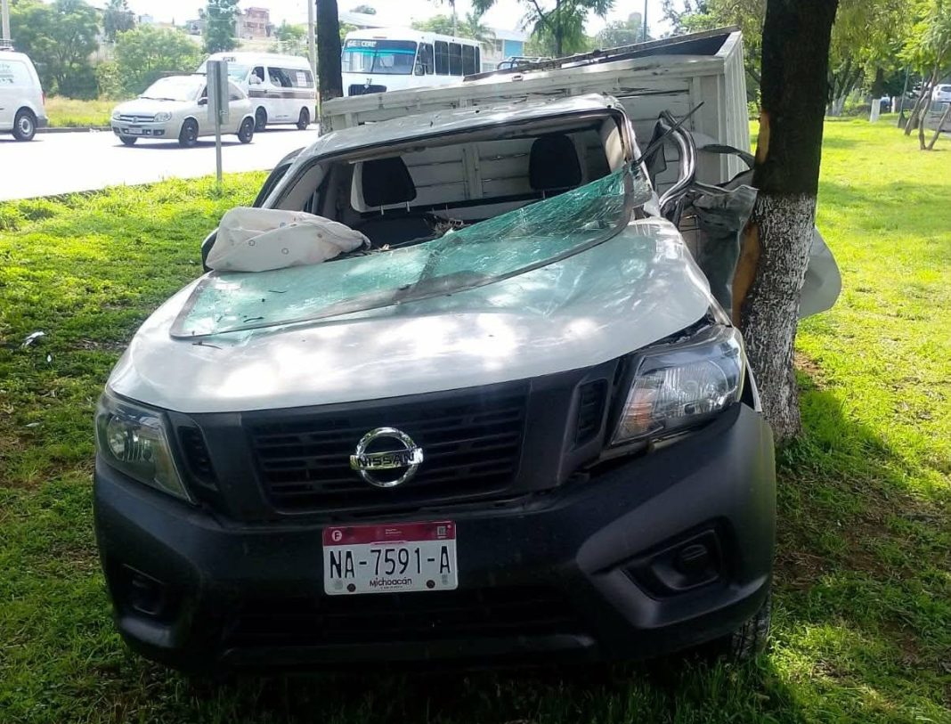 Camioneta choca contra árbol en el Libramiento Norte de Morelia; hay un herido