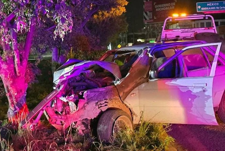 Automovilista queda herido tras chocar contra árboles en el Libramiento Sur-Poniente de Morelia