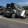 Vuelca camión revolvedor de concreto en la carretera Buenavista – Apatzingán
