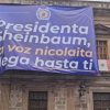 En diversos edificios de la UMSNH colocan mantas en apoyo a la presidenta Sheinbaum