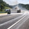 Vuelca tractocamión góndola sobre la Siglo XXI, tramo Pátzcuaro-Uruapan