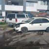 Camioneta se impacta contra auto estacionado y puesto de tacos en Lomas del Mayoral, Morelia
