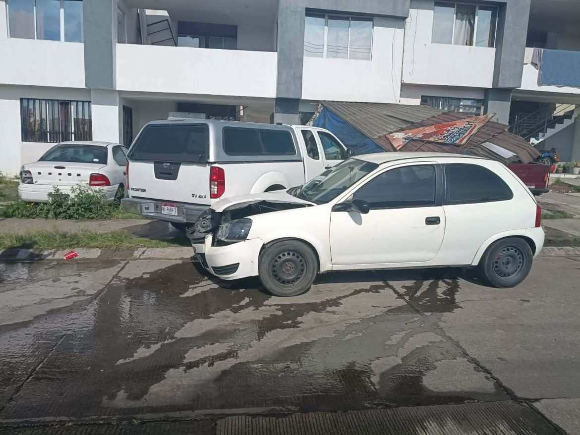 Camioneta se impacta contra auto estacionado y puesto de tacos en Lomas del Mayoral, Morelia