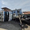 Camión urbano sin frenos impacta contra 5 vehículos y vuelca, en Uruapan