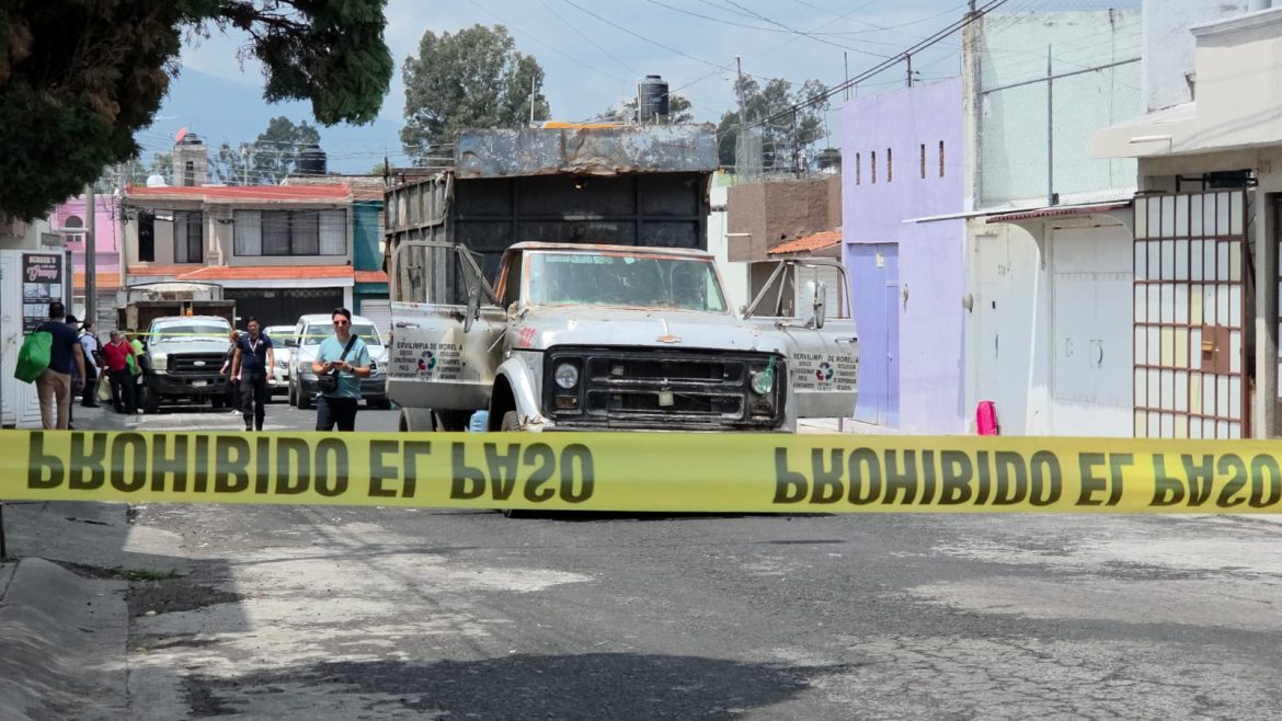 Incendian camión recolector de basura y trabajador resulta quemado, en Morelia