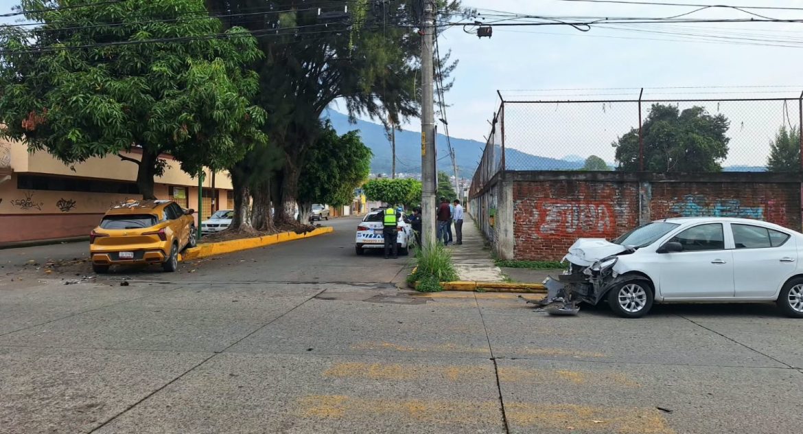Aparatoso choque vehicular en la colonia El Colorín de Uruapan