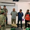 PC estatal mantiene monitoreo preventivo ante huracán “Polo”Los efectos aún no se manifiestan en Michoacán; se prevén lluvias principalmente en la costa                                     La Coordinación Estatal de Protección Civil (PC) mantiene monitoreo permanente y presencia operativa en la Costa Michoacana ante la intensificación de “Polo” a huracán categoría 5. Hasta el momento, sus efectos aún no se manifiestan en la entidad y se espera que las primeras afectaciones por lluvias se presenten durante la tarde de este martes, principalmente en la región costera.  Como medida anticipada, PC estatal mantiene un operativo estrictamente preventivo, con vigilancia de las condiciones meteorológicas y coordinación con autoridades municipales. Además, se tienen identificados 19 refugios temporales en Aquila, Coahuayana y Lázaro Cárdenas, con capacidad conjunta para seis mil 126 personas, que podrán utilizarse en caso de ser necesario.  La población que habita en zonas vulnerables debe identificar desde ahora el refugio temporal más cercano y atender cualquier indicación de evacuación que emitan las autoridades. También se recomienda tener preparada una mochila de emergencia con documentos importantes, medicamentos, agua, alimentos no perecederos, lámpara y artículos indispensables para cada integrante de la familia.  Ante las lluvias previstas, se recomienda evitar desplazamientos innecesarios y no cruzar calles inundadas, ríos, arroyos o corrientes de agua. Además, se pide mantenerse alejado de playas, escolleras, muelles y desembocaduras, así como evitar acercarse al mar para observar el oleaje, especialmente si las condiciones comienzan a intensificarse.  PC estatal continuará con el monitoreo y las acciones preventivas conforme evolucione el huracán. Se exhorta a la población a no generar alarma, mantenerse atenta a las actualizaciones de fuentes oficiales y seguir las indicaciones de las autoridades, ya que las condiciones pueden cambiar durante las próximas horas. Ante cualquier emergencia, llamar al 911.