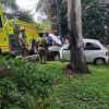 Automóvil choca contra objeto fijo y termina sobre camellón de avenida Camelinas, Morelia