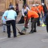Con escobas, recogedores y botes de basura, el otro desfile en Morelia