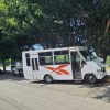 Camión particular choca contra árbol frente a la Macroplaza Estadio
