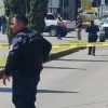Motociclista armado y su cómplice disparan contra policías; uno de los agresores es abatido y el otro herido