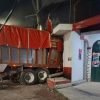 Camión tortón se incrusta en un domicilio de Tzurumútaro