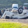 Vuelca tractocamión con rollos de aluminio industrial en la carretera Morelia-Salamanca; hay un muerto