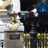 Develan busto de Carlos Manzo en plaza Mártires de Uruapan