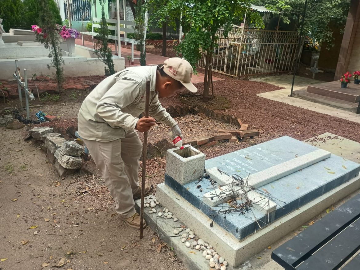 Preparan panteones seguros y libres de dengue por celebración de Noche de Muertos