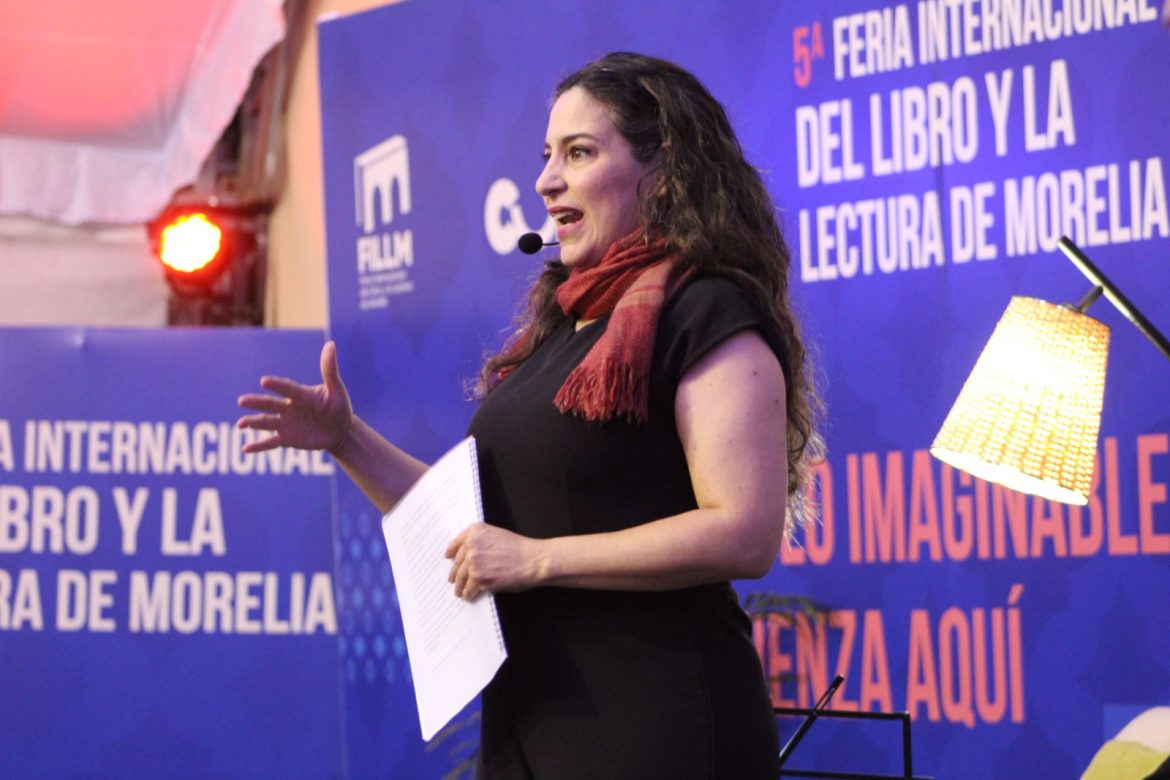 Tiaré Scanda cautiva con lectura en voz alta en la 5ta Feria Internacional del Libro de Morelia