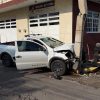 Dueño de negocio de venta de extintores se debate entre la vida y la muerte, tras ser atacado a balazosViajaba en un camioneta en compañía de un trabajador, éste último resultó lesionado                     Zamora, Mich.- El propietario de un negocio de venta de extintores se debate entre la vida y la muerte, tras ser agredido a balazos cuando viajaba en un camioneta en compañía de un trabajador, éste último resultó lesionado.  Fue la mañana de este de este martes, cuando algunos vecinos de la comunidad de Chaparaco reportaron al número de emergencias 911 que se había registrado una agresión armada en las calles Morelos y Melchor Ocampo, frente al Templo de la Virgen de Fátima.  Elementos de la Dirección de Seguridad Pública Municipal, Guardia Civil y Guardia Nacional se movilizaron al lugar donde localizaron una camioneta Volkswagen Robust color blanco, impactada con un poste de concreto y al interior el hombre lesionado.  Enseguida arribaron paramédicos de Rescate, quienes auxiliaron al señor Jaime Andrés C., de 60 años de edad, vecino del Fraccionamiento San Joaquín, mismo que fue trasladado a un nosocomio privado para su adecuada atención médica.  Posteriormente, en el área se presentó personal de la Fiscalía General del Estado, cuyos especialistas procesaron la escena del crimen y embalaron varios casquillos percutidos calibre 40, además aseguraron la unidad de la víctima. Siendo iniciada la carpeta de investigación correspondiente. RED 113 MICHOACÁN/Redacción