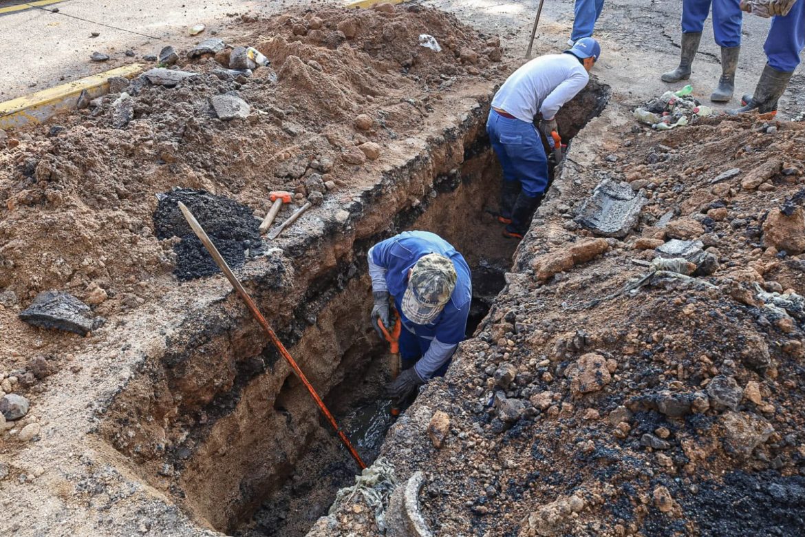 Ooapas sustituye tubería de drenaje obstruida por basura en la colonia Leandro Valle