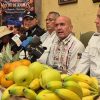 Viene la noche de ánimas: Tzintzuntzan se prepara para recibir a sus fieles difuntosDel 39 de octubre al 2 de noviembre cobra vida el regreso de las ánimas que visitan a sus deudos, tradición ancestral                                                                                                                                     «Recordar también es mantenerlos vivos» es el lema bajo el cual la edición 2026 de la Noche de Ánimas en el pueblo mágico de Tzintzuntzan tendrá lugar del 30 de octubre al 2 de noviembre, en lo que es una de las tradiciones más representativas de la zona Lacustre.  En rueda de prensa este jueves aquí en la capital, el presidente municipal de Tzintzuntzan, Patricio García Alva, señaló que ese periodo lo dedican los pobladores a honrar a sus fieles difuntos con acciones de memoria conservando la herencia prehispánica, por lo que ya se preparan para recibir no solo a las ánimas que, dijo, regresan el día 1 de noviembre a las 0:00 horas para retirarse a las 6:00 de la mañana no solo en el camposanto sino también a las casas donde habitaron en vida. De modo que la cabecera municipal se prepara ya para recibir también a turistas y visitantes ofreciendo un amplio calendario de actividades durante esos cuatro días.  Así, tradición memoria e identidad son las características de esta festividad que tiene esa leyenda particular, y en que durante toda la noche las familias velan en los cementerios honrando a sus difuntos en sus tumbas con flores naturales de Cempasúchil y elementos del ritual tradicional, así como les llevan los platillos que les gustaba comer.  El alcalde García Alva refirió que en particular la Noche de Muertos dentro del marco de la festividad de la Noche de Ánimas ha distinguido a Tzintzunzan desde hace décadas como una costumbre y una tradición de sus habitantes, y esa noche únicamente la luz de las velas alumbra y bajo ésta resalta la flor de Cempasúchil que es el marco para recibir a las ánimas que como cada año vienen a visitar a sus deudos durante la velación solemne, mientras en las calles la celebración toma un carácter festivo popular.  El edil hizo extensa la invitación a pobladores y también a paseantes a vivir la Noche de Ánimas en Tzintzuntzan donde se preserva viva esta tradición ancestral, parte de la identidad y la cultura del pueblo purépecha.
