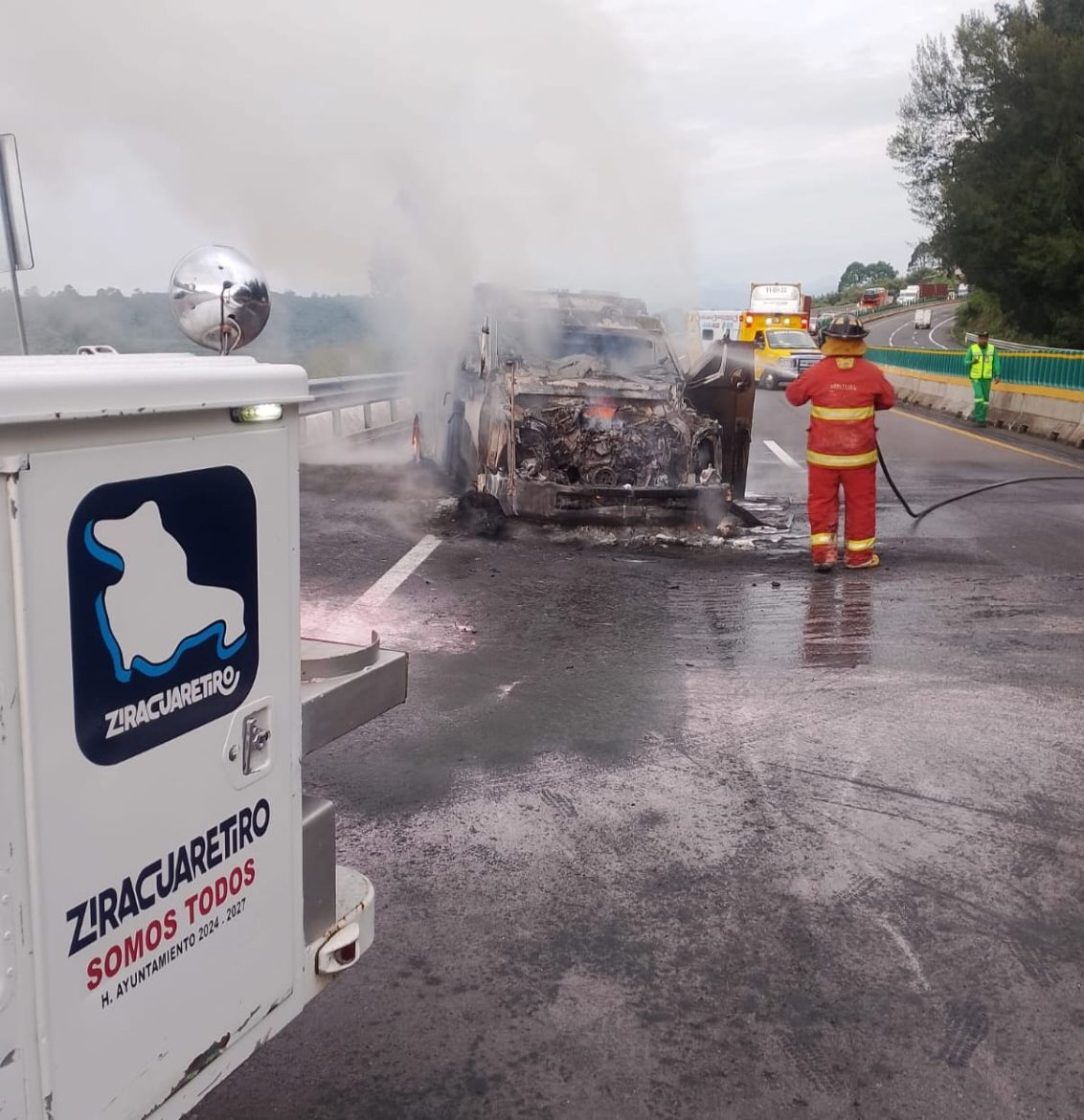 Camión de empresa de valores se accidenta e incendia, en la autopista Siglo XXI