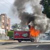 Normalistas queman camión repartidor y bloquean el Libramiento de Morelia